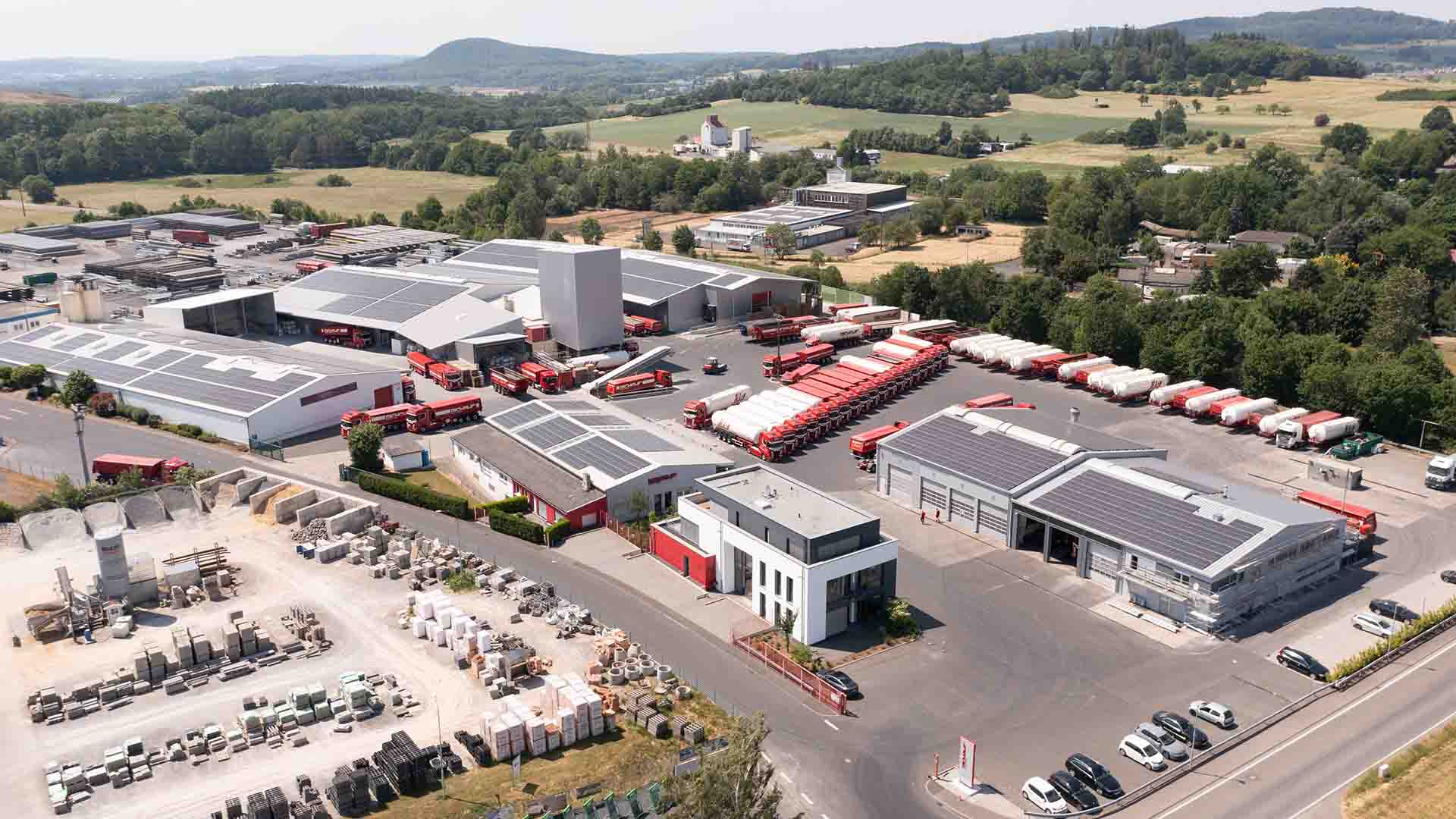 Luftaufnahme Drohne Speditionsgelände